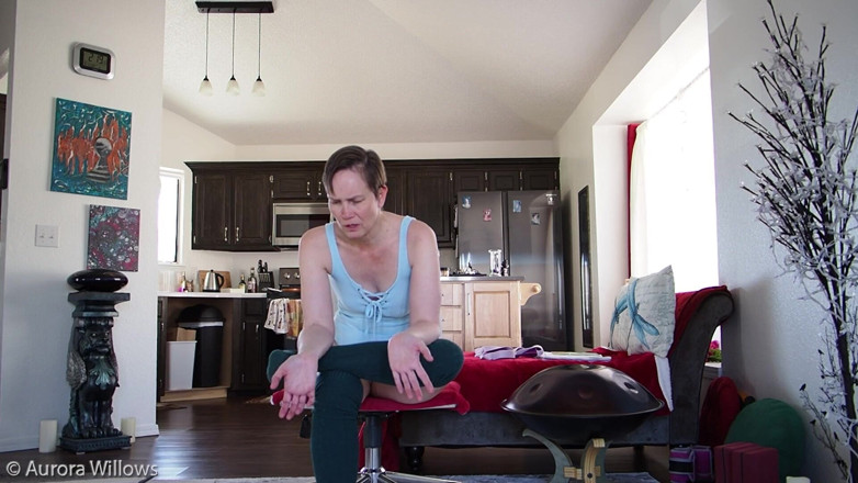 Aurora Willows: Yoga dans un body bleu et chaussettes hautes aux genoux