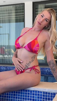 Stiefschwein bikini-striptease