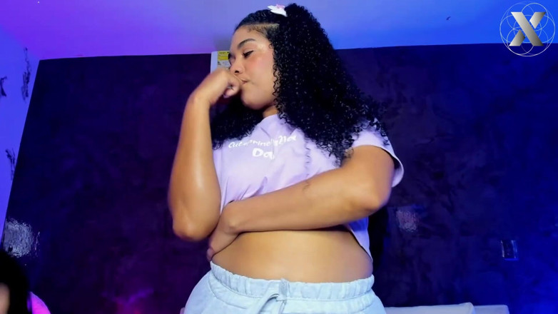 Lesbian Friends: Muie de păsărică până când geme de plăcere