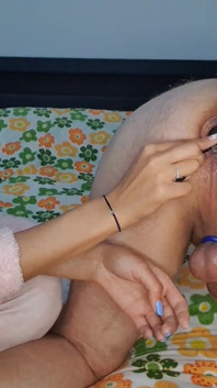 La moglie teenager mi ha fatto un massaggio alla prostata usando un dildo di vetro e una sega ma mi ha lasciato con un orgasmo rovinato
