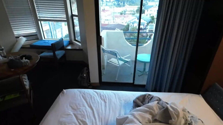 SquishMallow3328: Cewek ini terpaksa nyalakan tv untuk meliput suara erangan kerasnya...