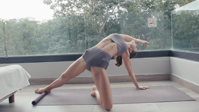 Gina Gerson: Yoga Bogel di Balkoni