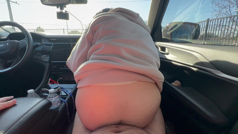 SquishMallow3328: Lekkere Jimmy en Sletterige Kitty worden geil in de auto...