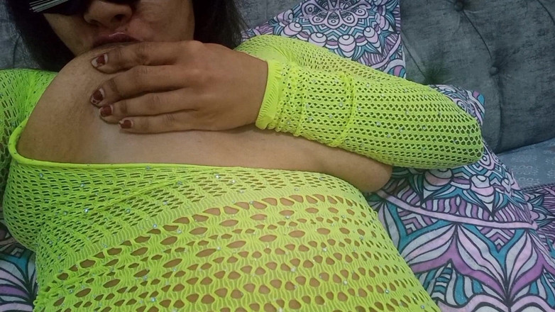 PATY PATY: Сексуально танцует и показывает сиськи, задницу и киску на Рождество