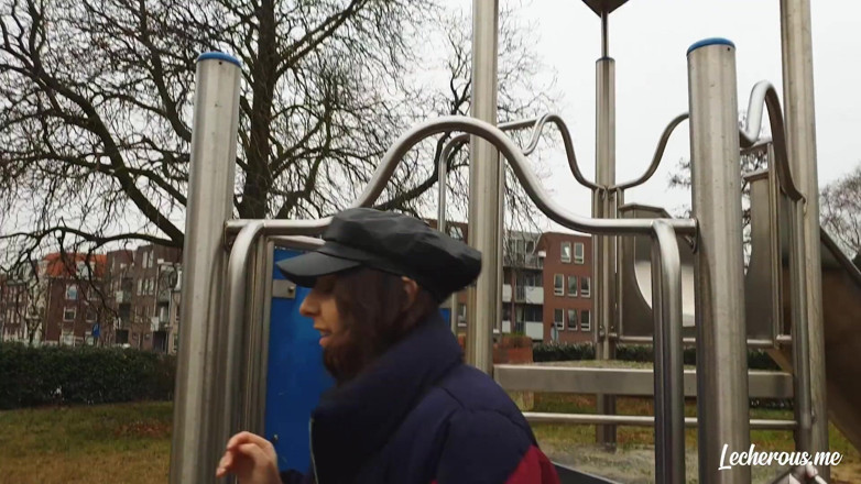 Lecherous: Clementine - spelar i parken