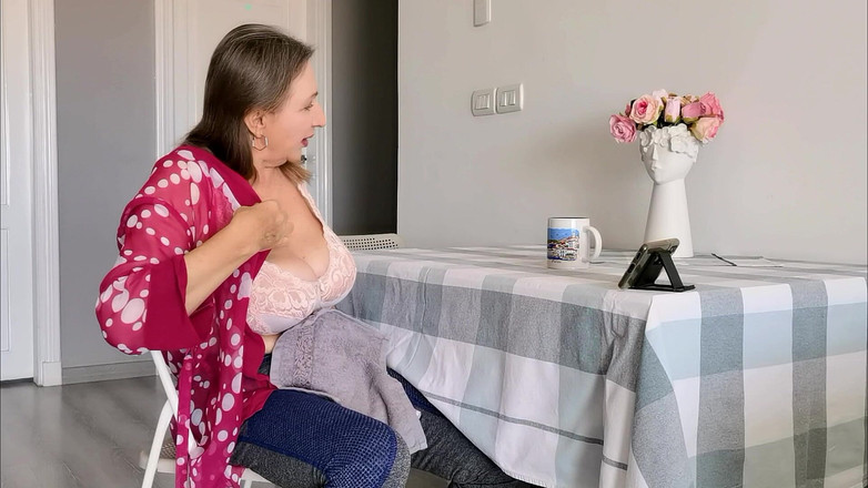 MariaOld: Você pegou sua madrasta madura assistindo pornô, mas essa não é...