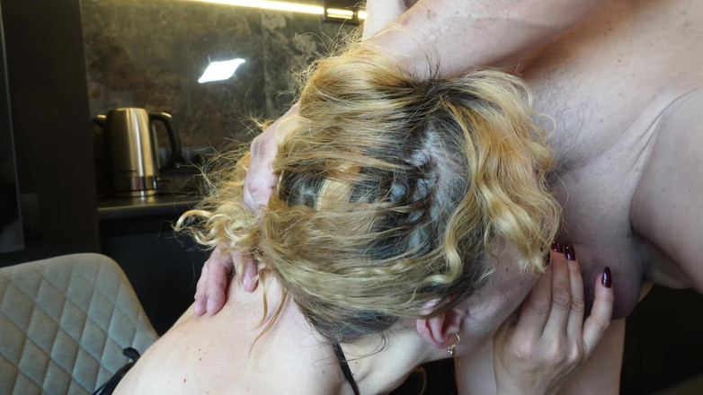 LoveHomePorn: La milf bionda viene scopata in calze nere