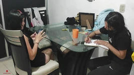 Lesbička mé nevlastní sestry dělá domácí úkoly a navrhuji, abych jí pomohl, pokud se mnou šuká