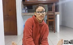Une demi-sœur vient d'avoir 18 ans et demande sa première vidéo porno, demi-sœur accro au sexe, petite nana à la chatte crémeuse