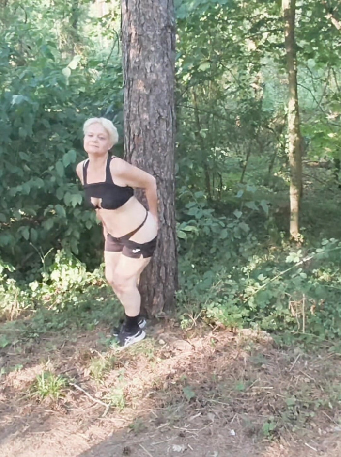 Sofy13: 숲속의 작은 창녀를 놀고 있어, 좋은 자지를 기다리고 있어