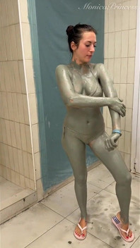 Brudna fantazja mojego ciała pokrytego błotem w bikini