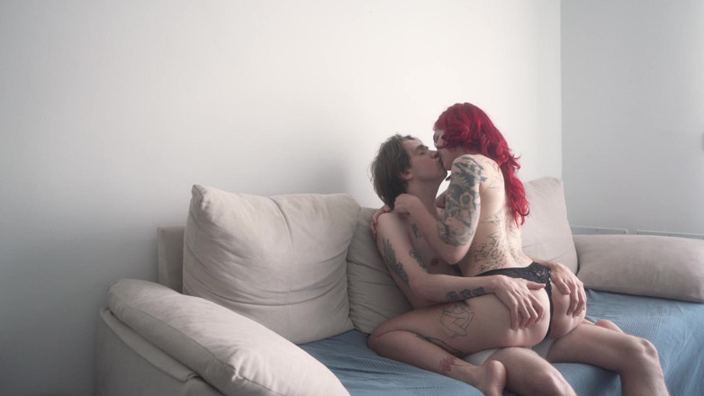 Cedric and Sofi: Coppia dilettante scopa sensualmente sul divano