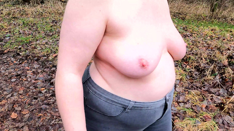 Bouncy Tits Action: Bičování jejích koz, když odloží zimní bundu