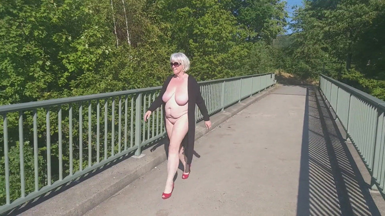 PureVicky66: Nonna arrapata si masturba sul ponte di autostrada