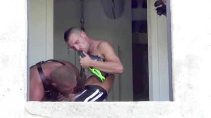 Sneaker gay: Twink ošukaná medvědem v kůži