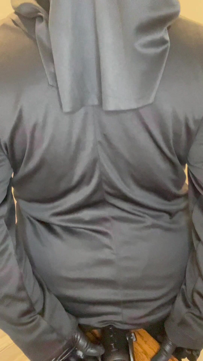 Anye Meshell: Una suora culona pecca con un microfono asmr!