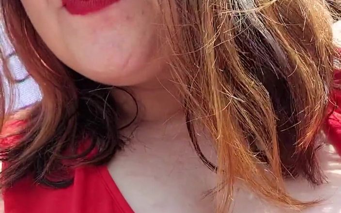 KinkyKatie: 决定戴上我的震动棒去红衣主教的游戏！有点偏执，因为周围有这么多人！
