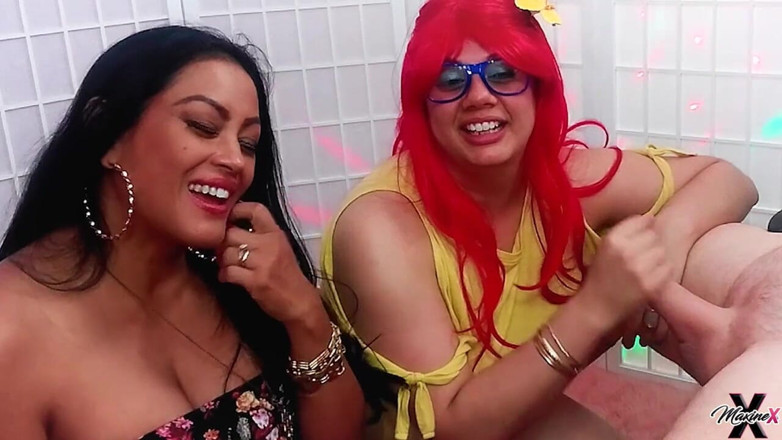 Maxine X: Maxine X - do larki majaakiya vidiyo dekh rahi hai!
