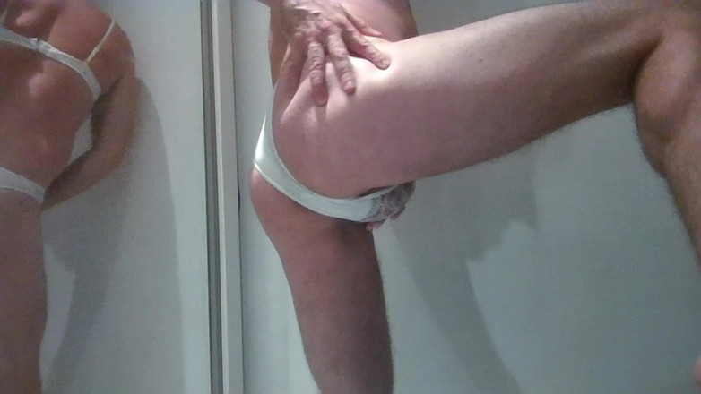 Alan Long: パンティ姿でビルの階段を下りる!