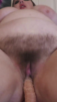 Molliger bBW teen reitet dildo aus nächster nähe und squirtet