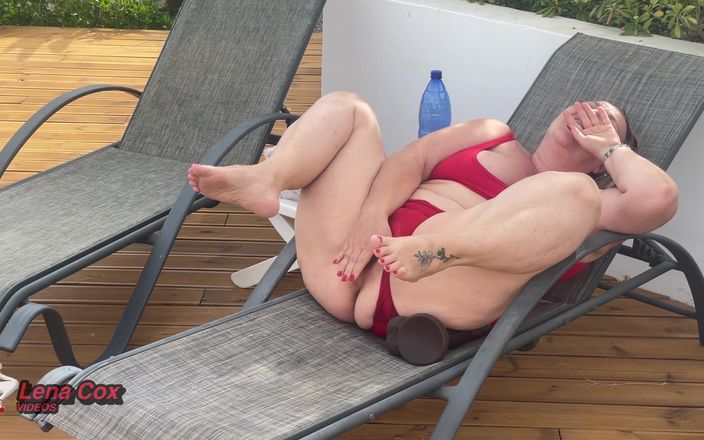 Lena Cox: 젖어 있는 핫한 마누라 Lena Cox: 야생 정원 자위와 지저분한 시오후키