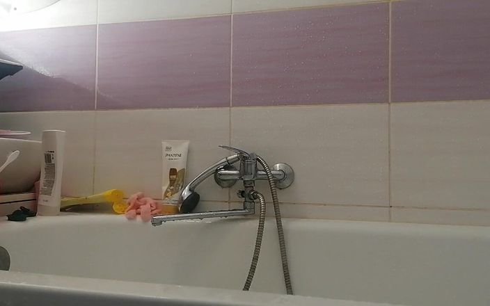 Mirsur: Sexy macecha se sprchuje, Chlupatá kundička, Velká prsa.
