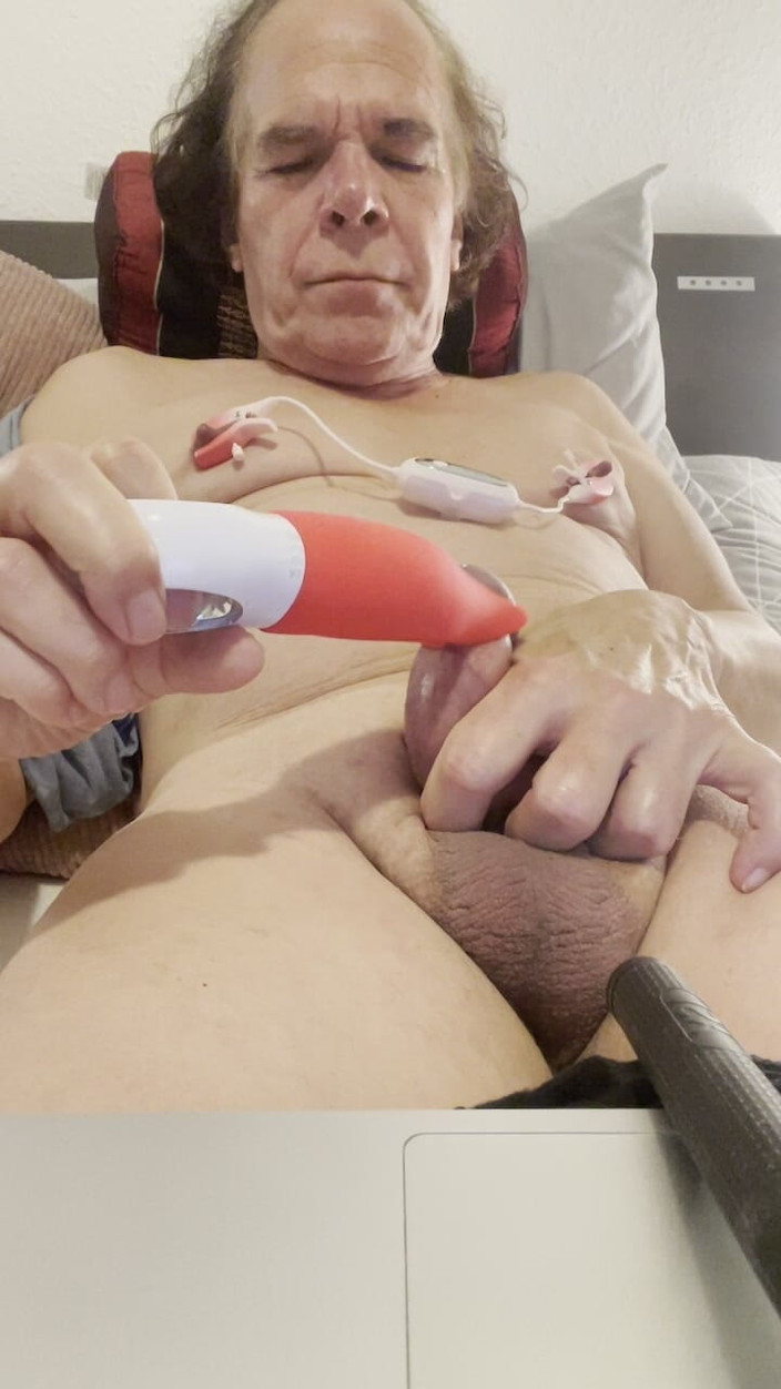 Mitchie: 我的性玩具让我兴奋地射精