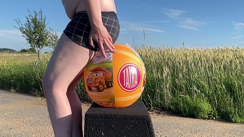 BeachBallsDuo: Khusus bola pantai di luar ruangan! Kami telah menghancurkan 11 bola...