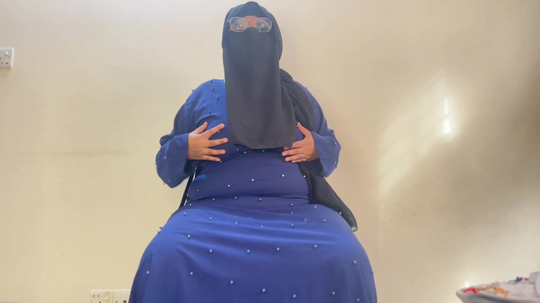 Aria Mia: Arabisch heet mollig verlegen meisje wil poesje en anale neukpartij