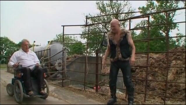 Absolute BDSM films - The original: Awek bertetek besar memerah rantai di ladang