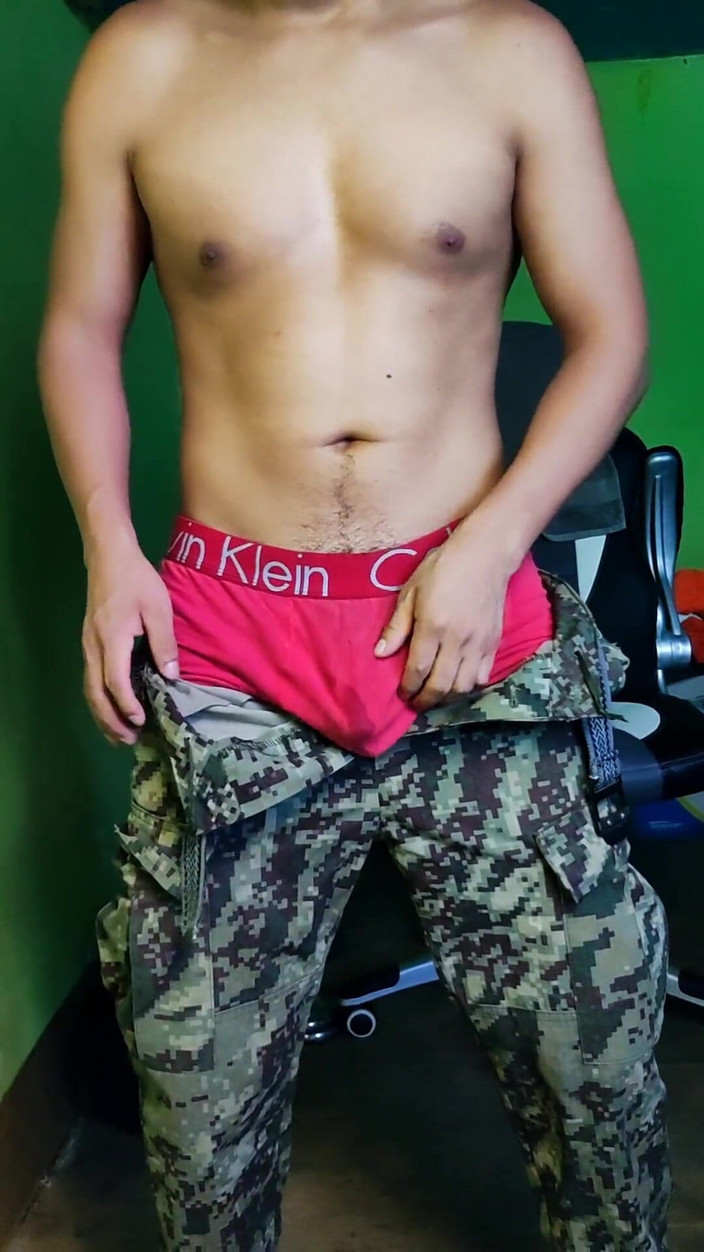 Hornyboy2058: Militar se masturba después de llegar del cuartel ...