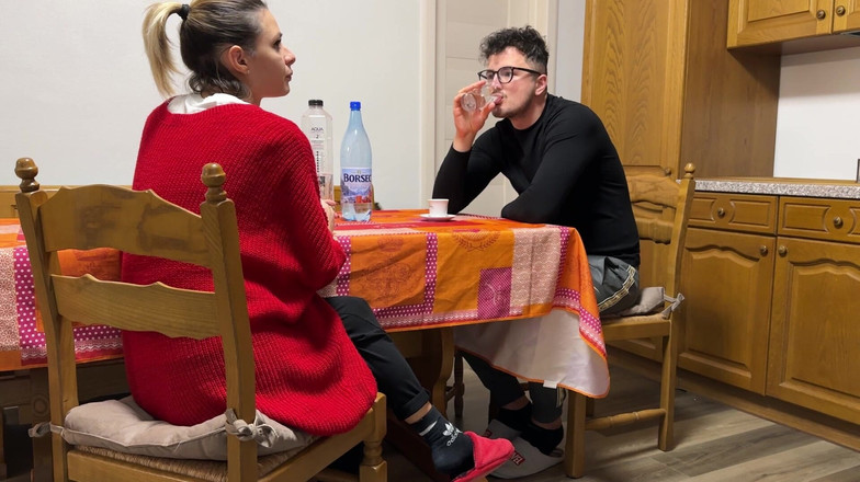 Tommy e Annika: विभिन्न स्थितियों में गर्भवती किशोर बढ़ई। इतालवी, पीओवी, काउगर्ल में संवादों में समृद्ध