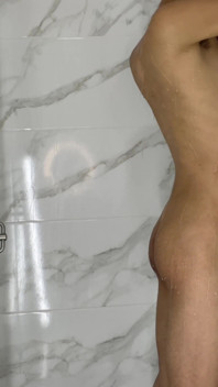 Stud Latin Avec Un Pénis Monstrueux De 22 Cm Et Un Cul Serré Sous La Douche