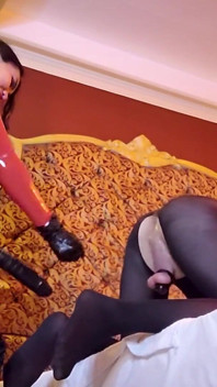 Dominatrix Asia menambat hamba