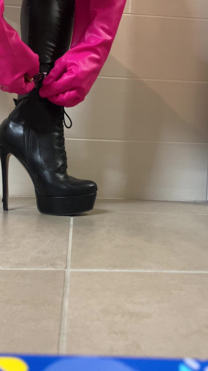 Celiasm: Stokin lateks dibungkus dalam tumit tinggi