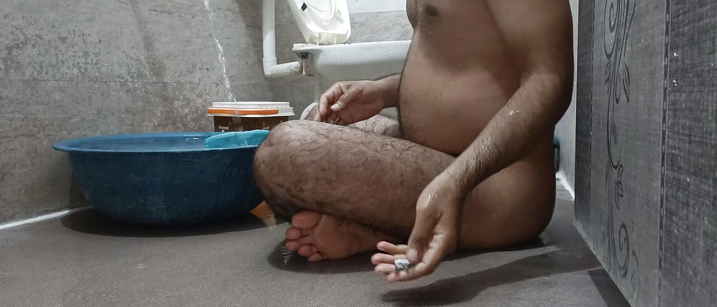 LovedSunsine1990: Evde çıplak banyo yaparken götüme bir parmak soktum ve iyi hissettim