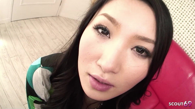 Asian porn collection: 日本のティーンエイジャー、綾菜がこっそり継父にフェラチオをし、精液まみれになる