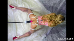 sillystacy: Sissi stacy heißes blondes mädchen reitet riesigen fantasy-dildo in heißem...