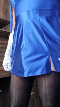 Ma nouvelle robe satinée bleue, ajustée et sexy