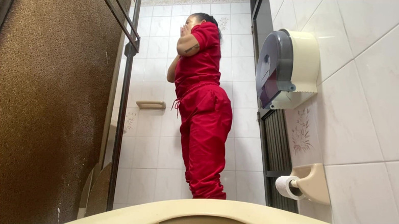 irina69star: Telecamera cattura l'infermiera che piscia nel bagno dell'ospedale (bbw)
