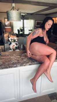 Sexy žena v domácnosti si hraje, zatímco všichni jsou venku