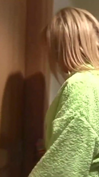 La formosa entra in casa sua e finisce per scopare una bella bionda dal seno piccolo