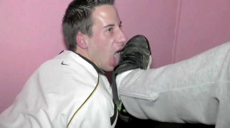 Sneaker gay: Alttaki twink köleden ayaklara ve baskın xxl'nin ayağına