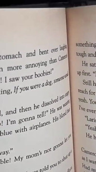 リヴィー・ブレインが読書中にコリー・ストロークスを搾乳する