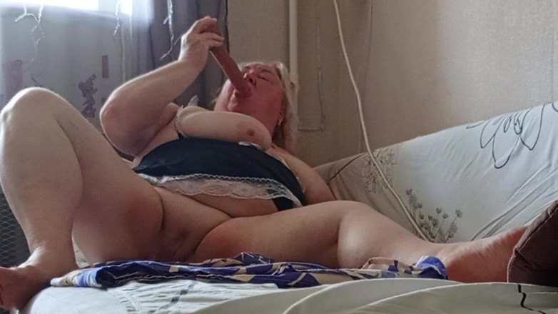 Zona901: Un sättliche schwiegermutter masturbiert ihre große muschi mit sexspielzeug