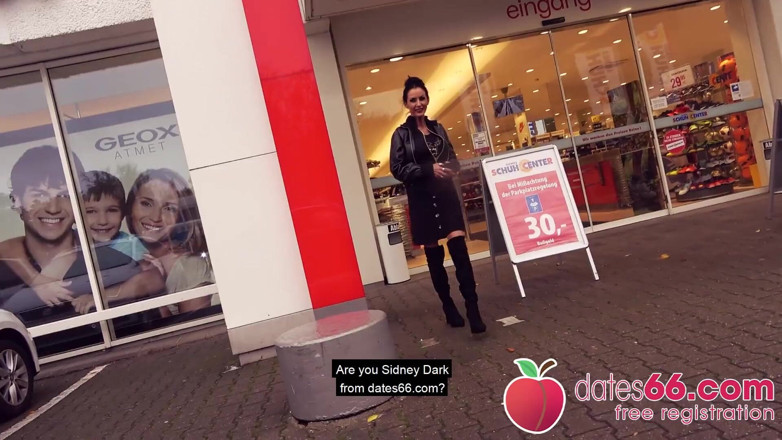 Dates66: Blowjob berisiko di drive-thru oleh Sidney Dark! (Inggris)