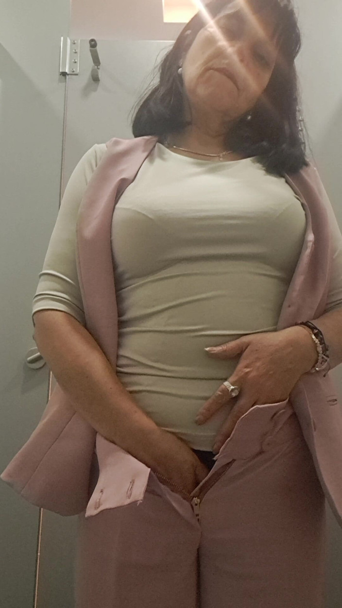 Mommy big hairy pussy: Femeie matură care își expune țâțele