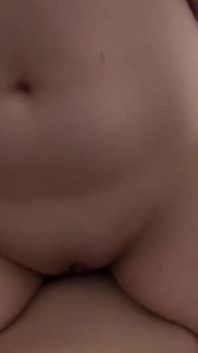 可爱美女的腿因热辣的鸡巴而颤抖