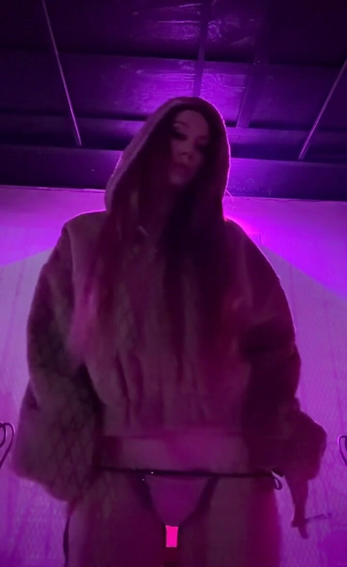 Artemisia Love: Uno, un cigarrillo con bikini y una chaqueta en el...