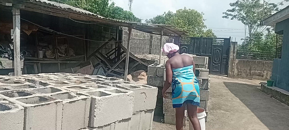 Creamyshuga: Sexy dorpsmeisje bad buiten het complex